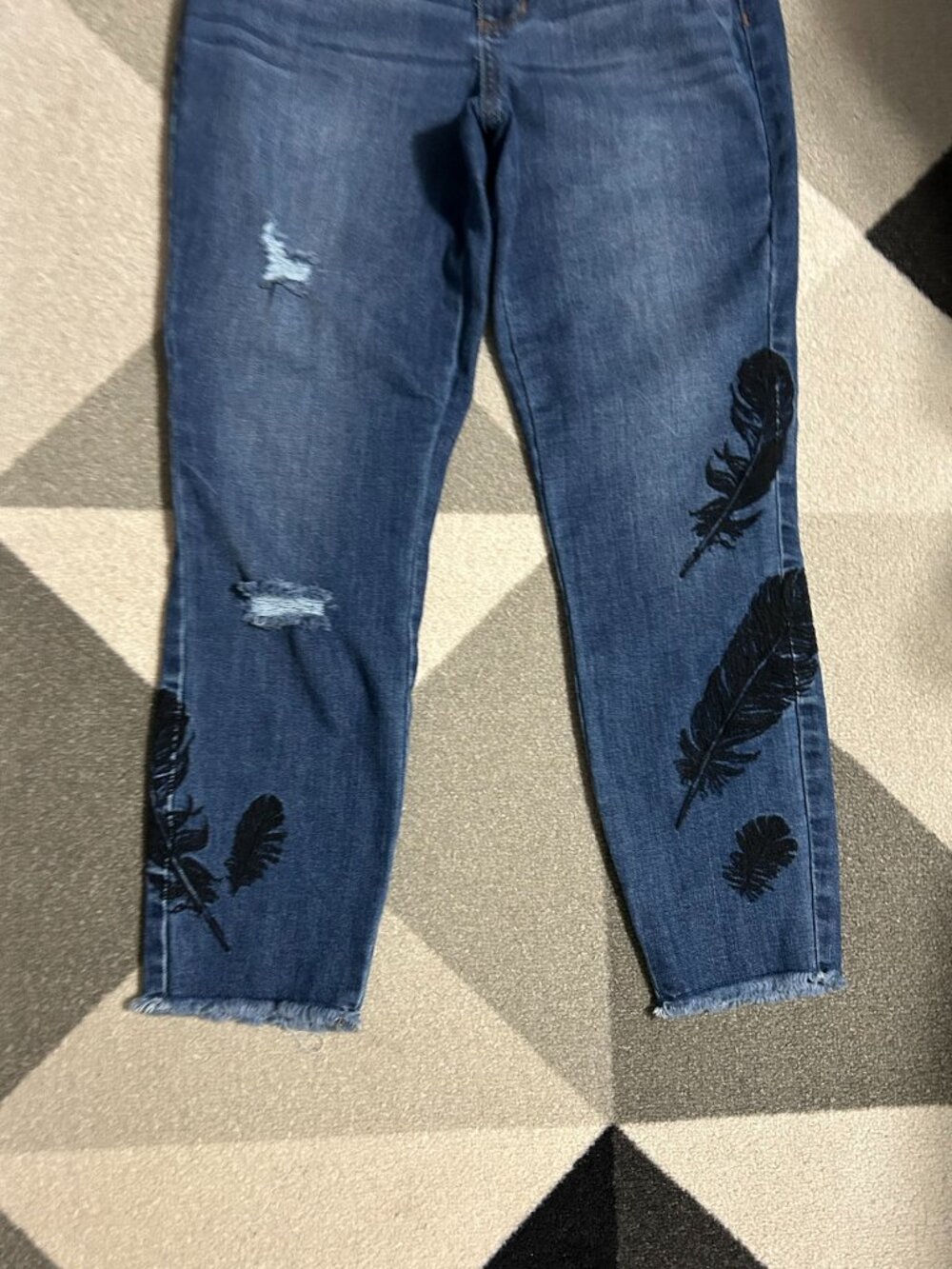 A.N.A Feather Embroidered Distressed Raw Hem Skinny Ankle Jeans Women's Size 2 - Picture 3 of 9